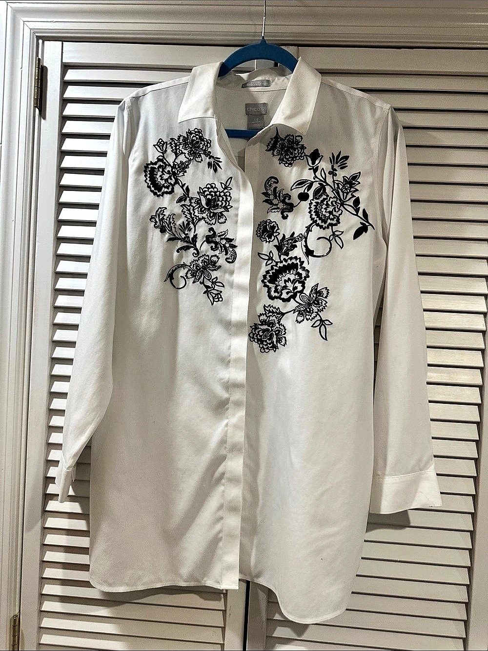 Chico's Floral Embroidered Shirt in White & Black Size 10 NWT Size 1.5